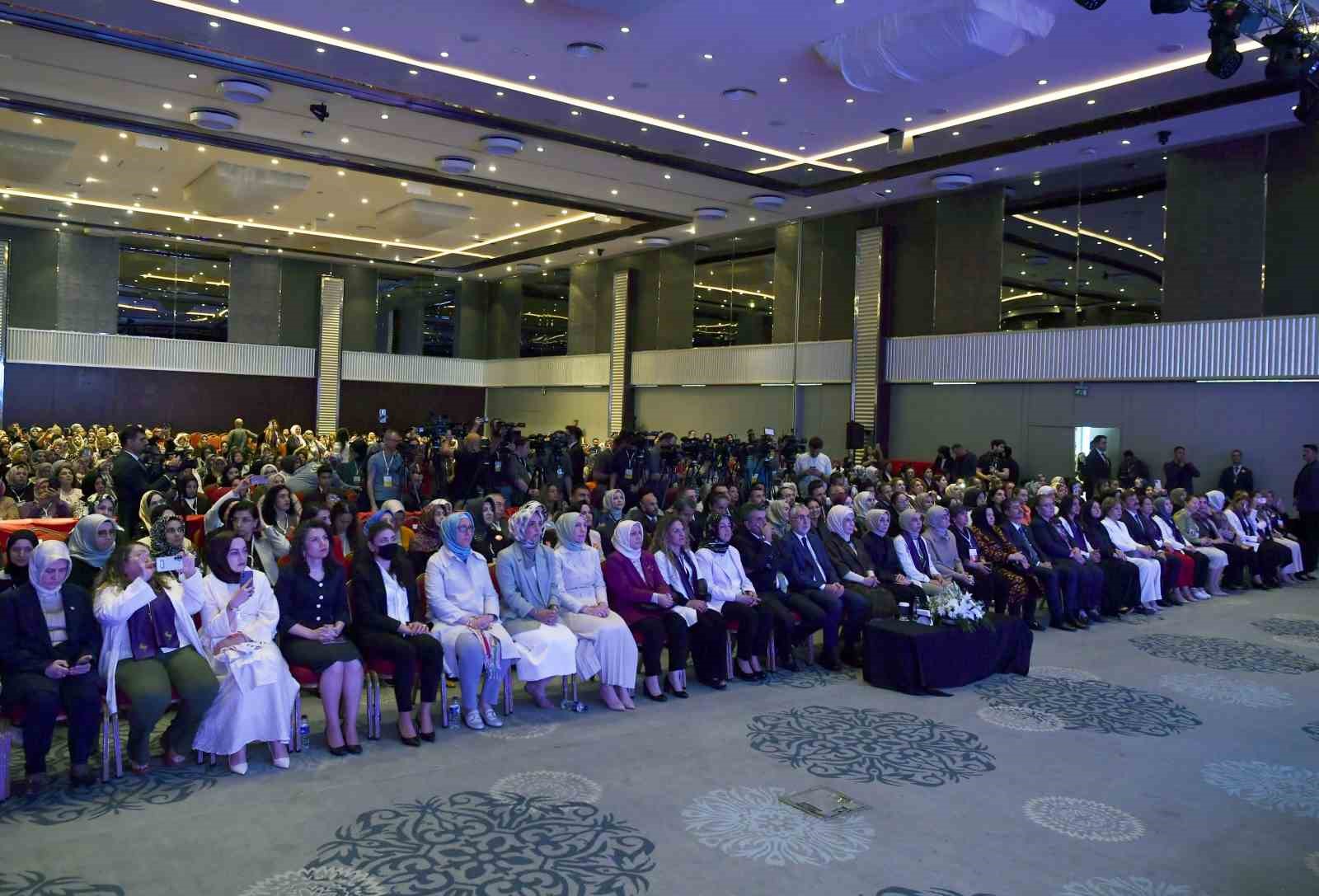 Emine Erdoğan: "Kadınların ekonomik hayata katılması, afet sonrası toparlanma döneminde büyük öneme sahiptir"