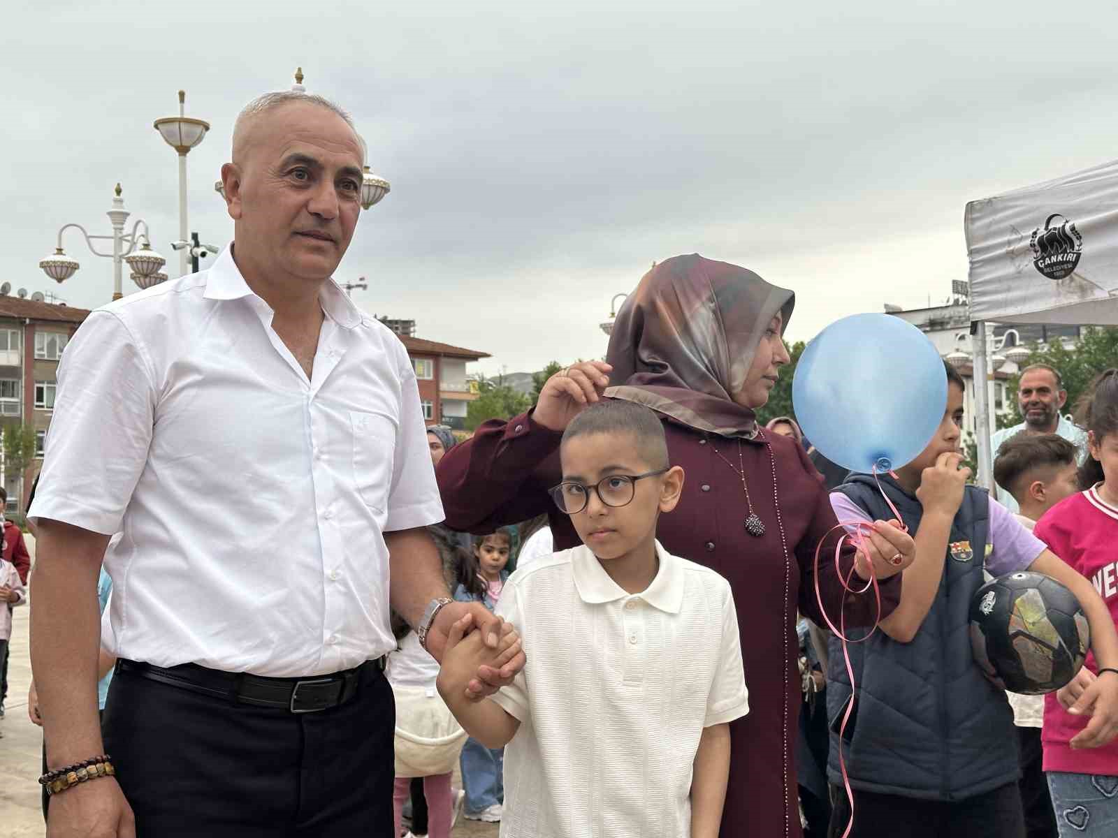 Kanseri yenen 8 yaşındaki Nuh için yüzlerce balon gökyüzüne bırakıldı