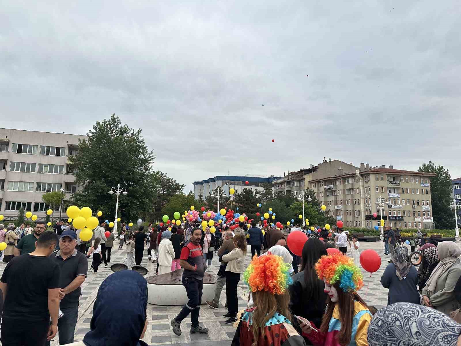 Kanseri yenen 8 yaşındaki Nuh için yüzlerce balon gökyüzüne bırakıldı