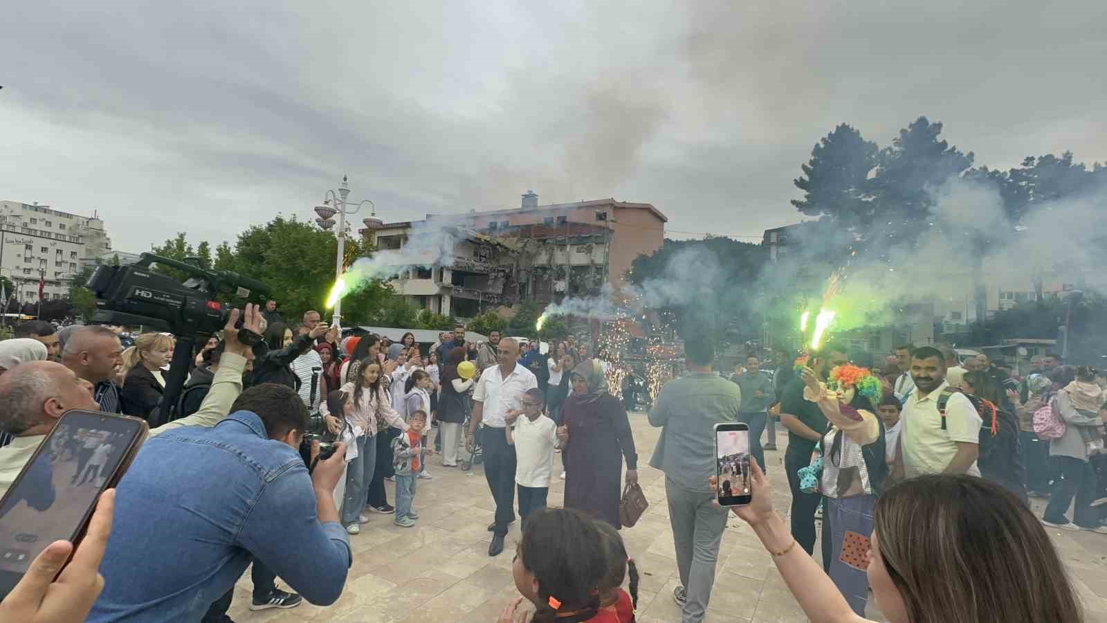 Kanseri yenen 8 yaşındaki Nuh için yüzlerce balon gökyüzüne bırakıldı