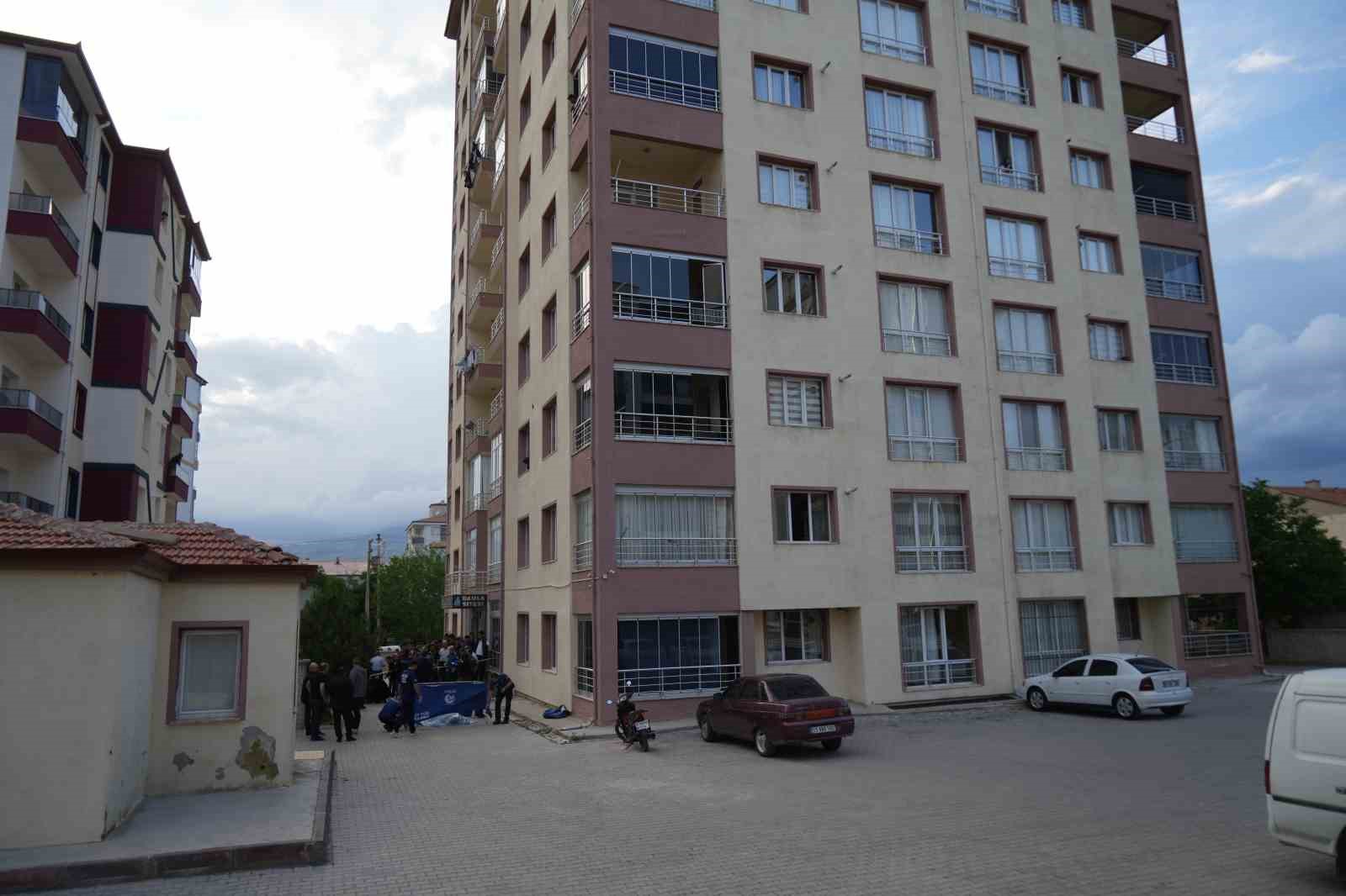 Niğde’de 10. kattan düşen genç hayatını kaybetti