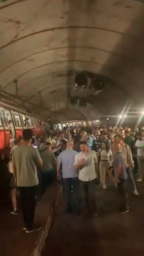 Kadıköy’de metro raydan çıktı, yolcular raylardan yürüyerek tahliye edildi