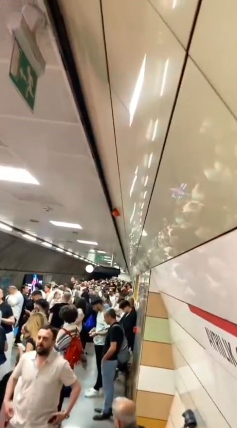Kadıköy’de metro raydan çıktı, yolcular raylardan yürüyerek tahliye edildi