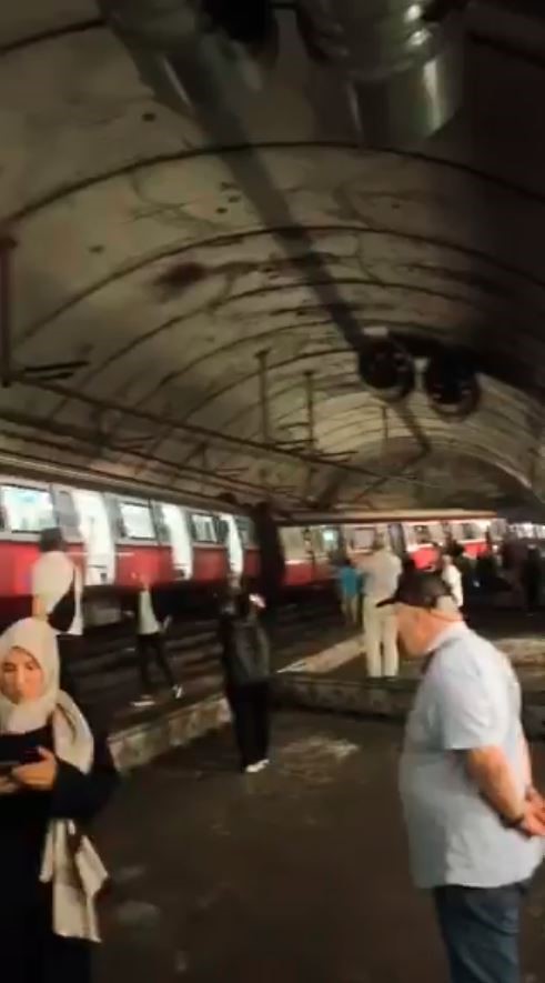 Kadıköy’de metro raydan çıktı, yolcular raylardan yürüyerek tahliye edildi