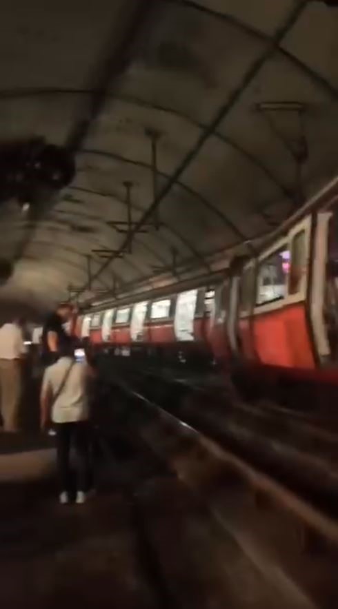 Kadıköy’de metro raydan çıktı, yolcular raylardan yürüyerek tahliye edildi