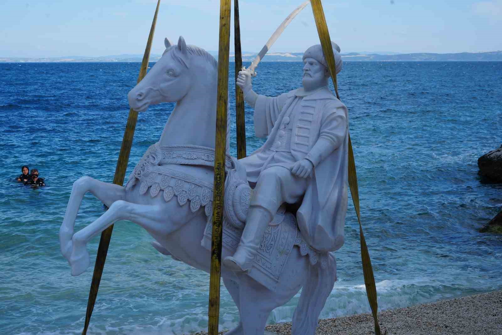 Saros’ta ’Akıncılar’, ’Fatih Sultan Mehmet’ ve ’Kemer’ heykelleri suya batırıldı