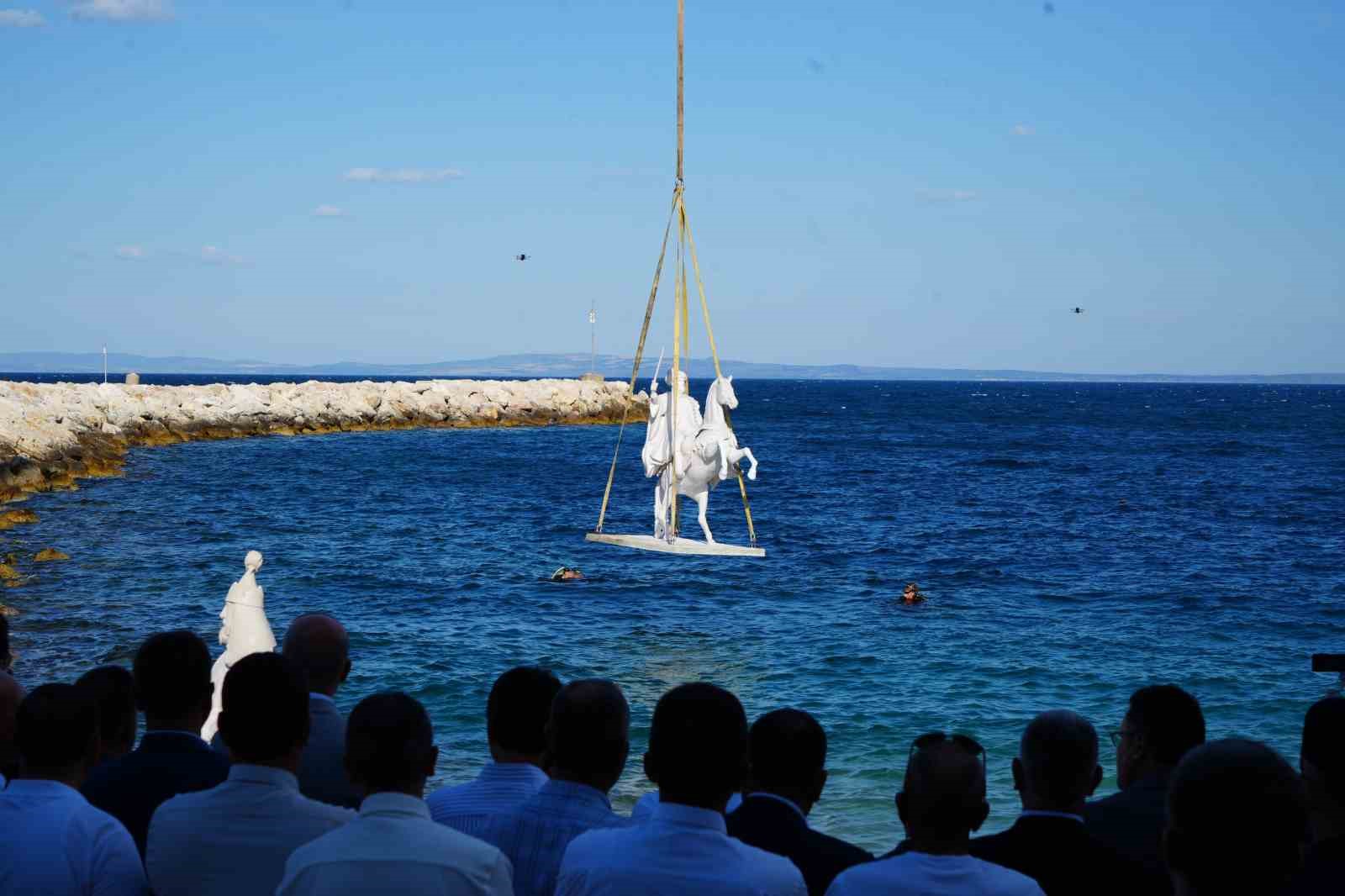 Saros’ta ’Akıncılar’, ’Fatih Sultan Mehmet’ ve ’Kemer’ heykelleri suya batırıldı
