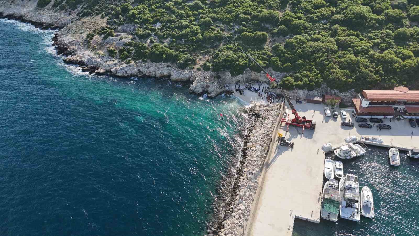 Saros’ta ’Akıncılar’, ’Fatih Sultan Mehmet’ ve ’Kemer’ heykelleri suya batırıldı