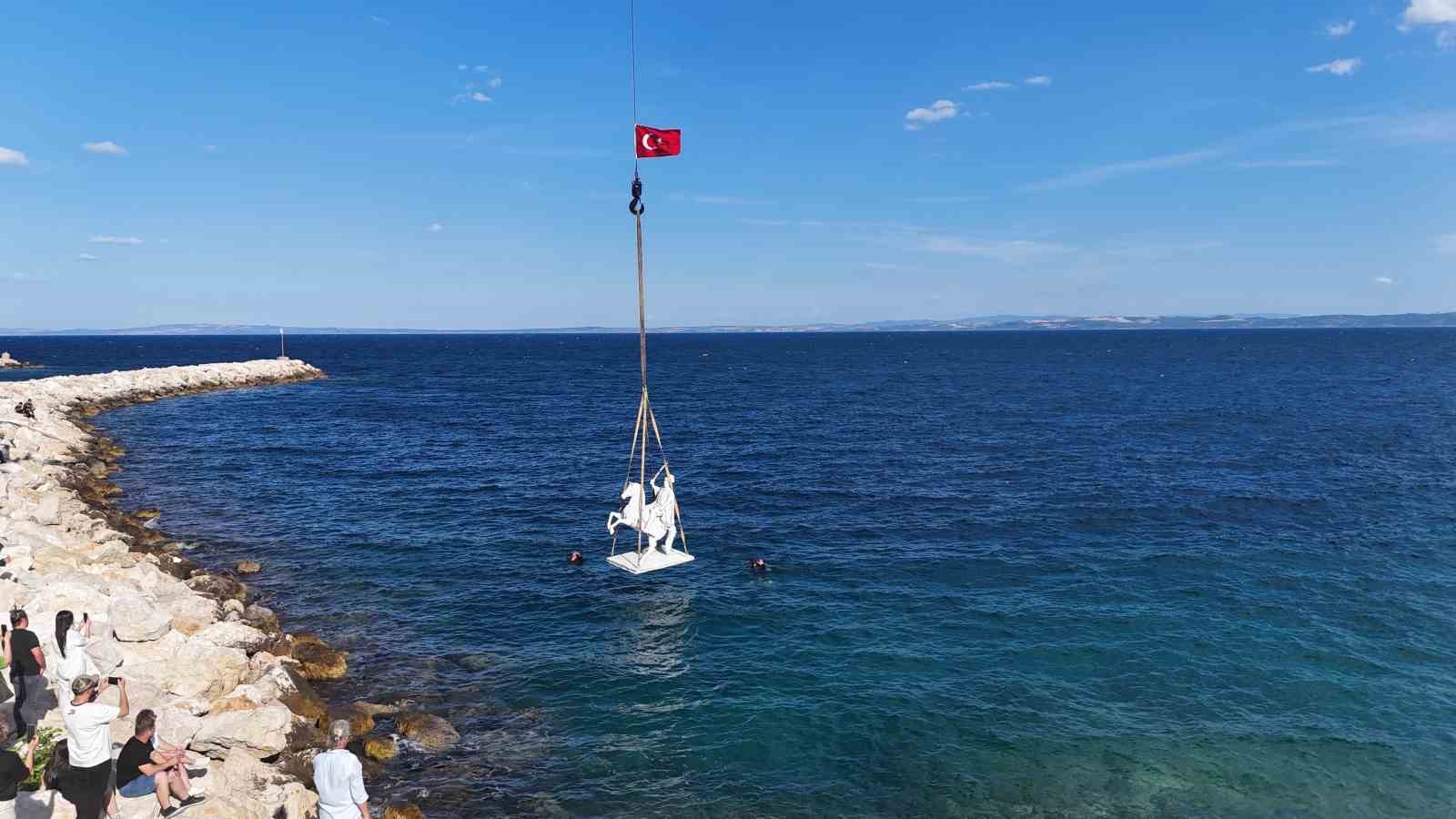 Saros’ta ’Akıncılar’, ’Fatih Sultan Mehmet’ ve ’Kemer’ heykelleri suya batırıldı