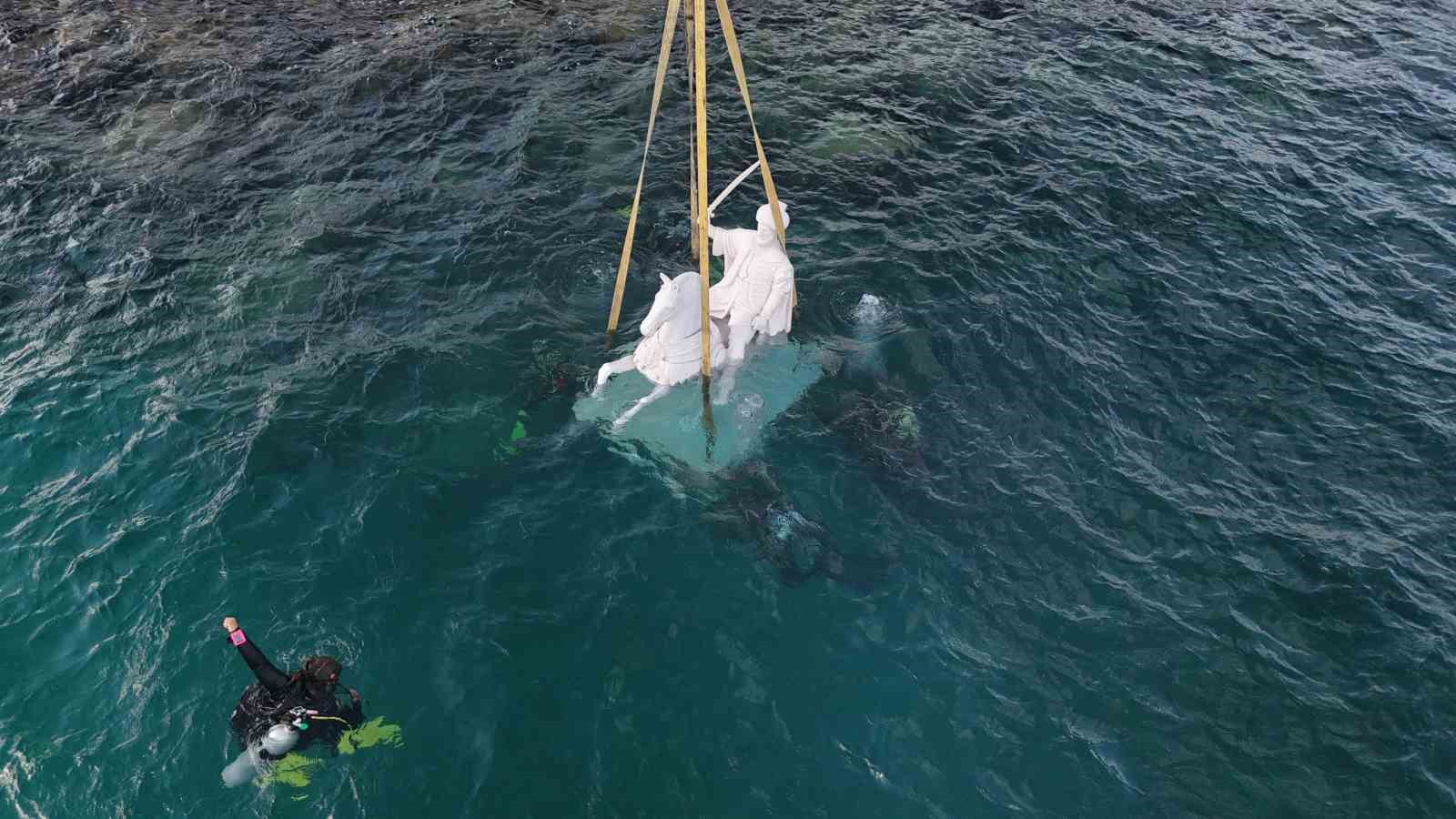 Saros’ta ’Akıncılar’, ’Fatih Sultan Mehmet’ ve ’Kemer’ heykelleri suya batırıldı
