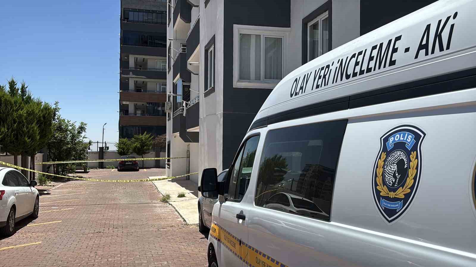 Kucağına aldığı çocuğuyla 8’inci kattan atladı: Anne öldü, çocuk ağır yaralandı