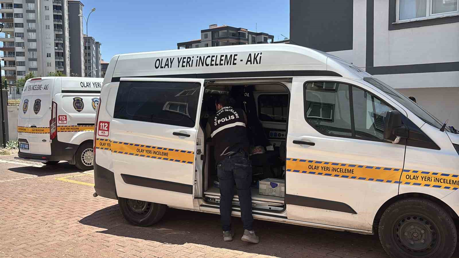 Kucağına aldığı çocuğuyla 8’inci kattan atladı: Anne öldü, çocuk ağır yaralandı