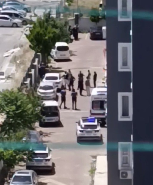 Kucağına aldığı çocuğuyla 8’inci kattan atladı: Anne öldü, çocuk ağır yaralandı