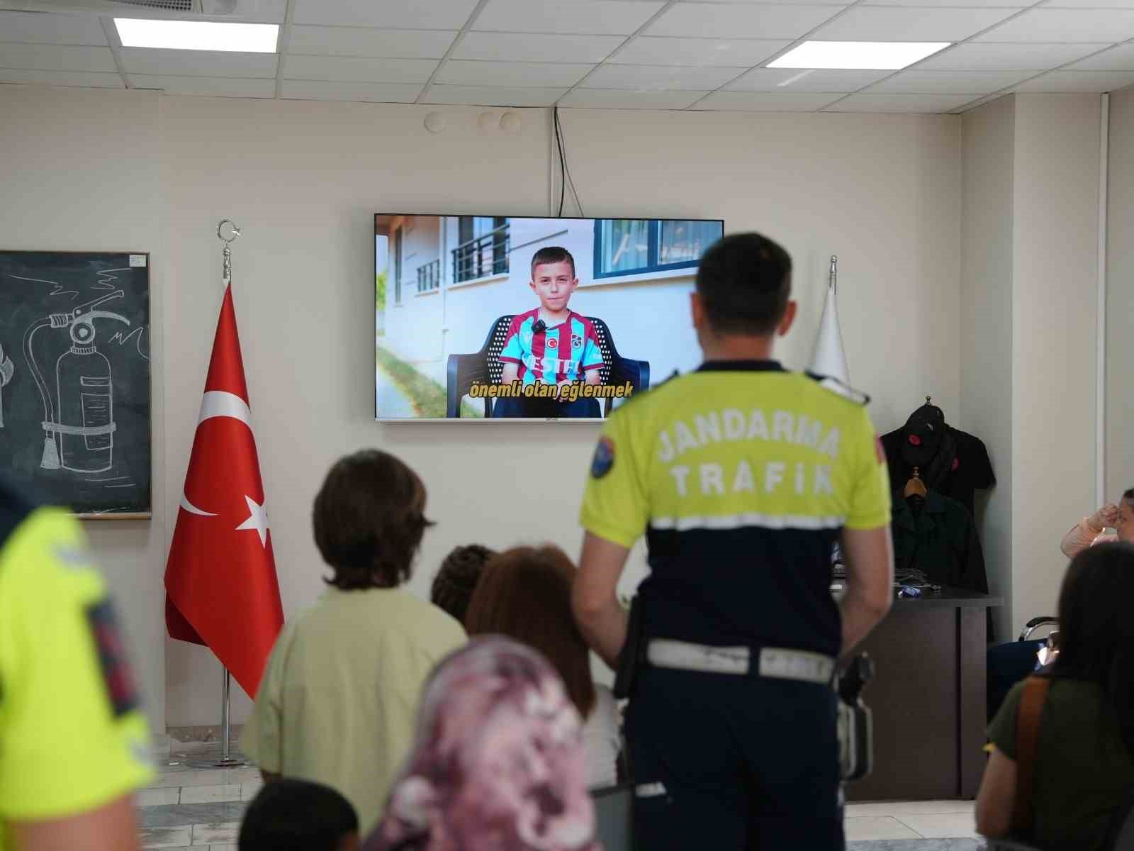 Düzce Belediyesi’nden eğitime geldiğini düşünen jandarma personeline ‘Babalar Günü’ sürprizi