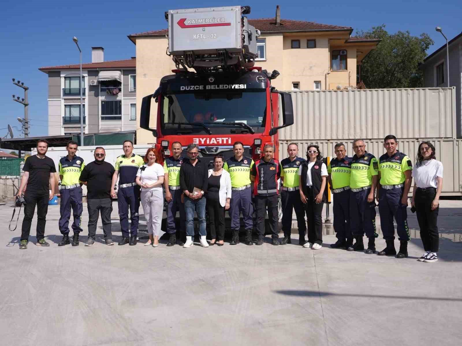 Düzce Belediyesi’nden eğitime geldiğini düşünen jandarma personeline ‘Babalar Günü’ sürprizi