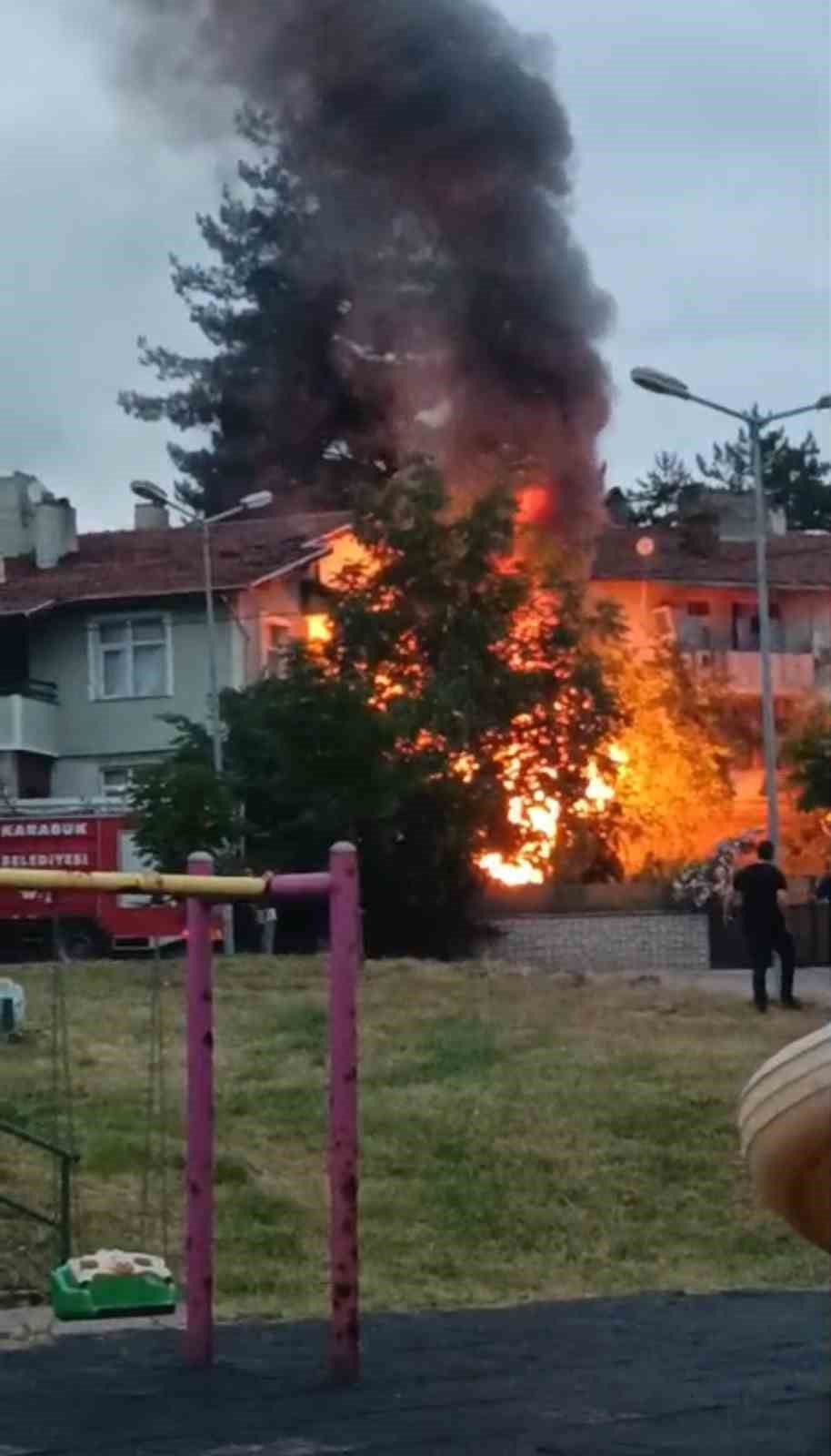 Ardiyede çıkan yangın evlere sıçramadan söndürüldü