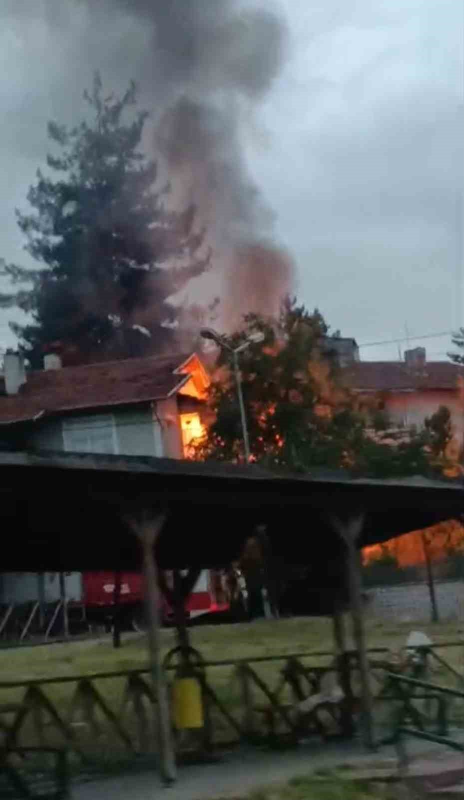 Ardiyede çıkan yangın evlere sıçramadan söndürüldü