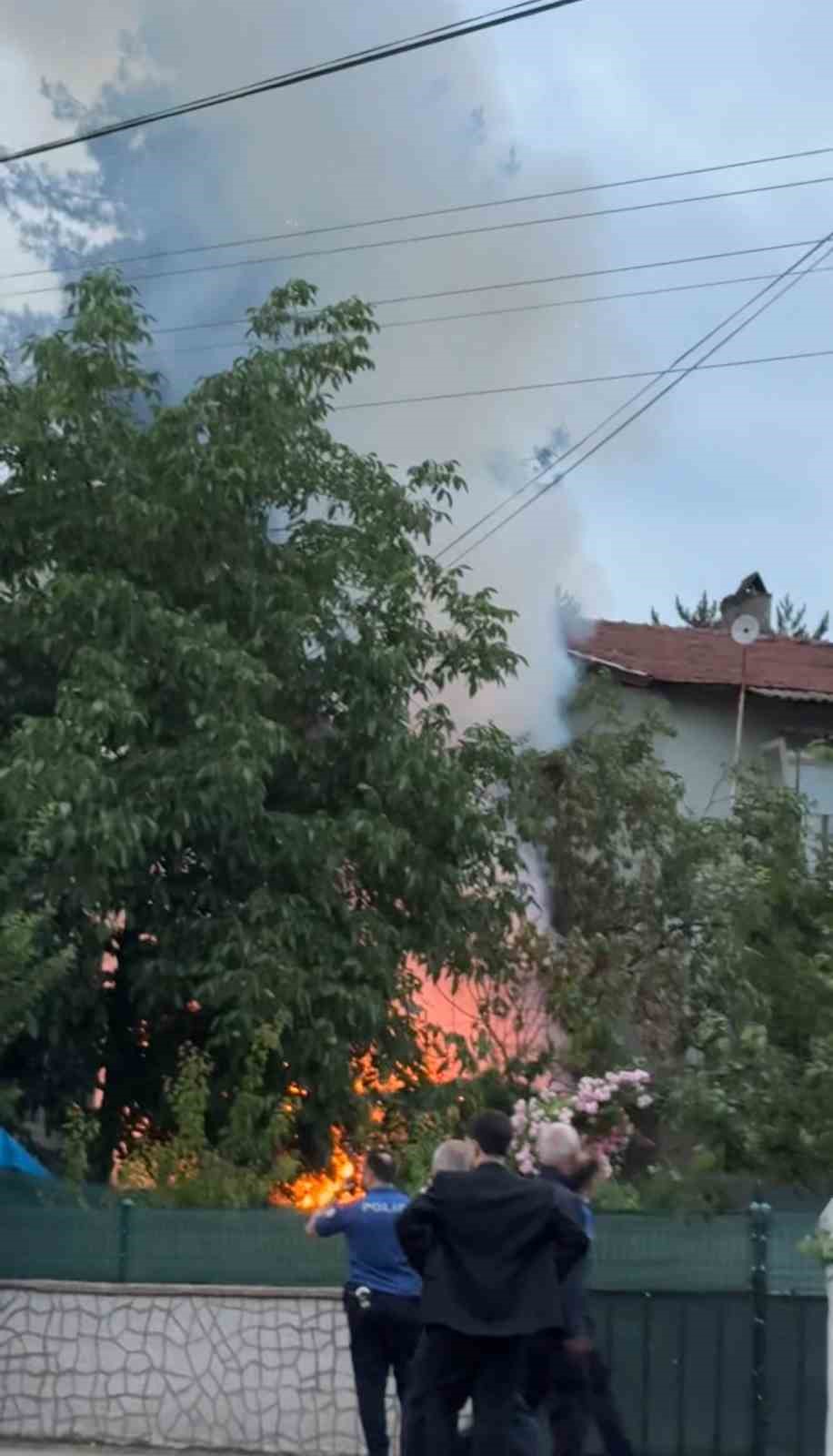 Ardiyede çıkan yangın evlere sıçramadan söndürüldü
