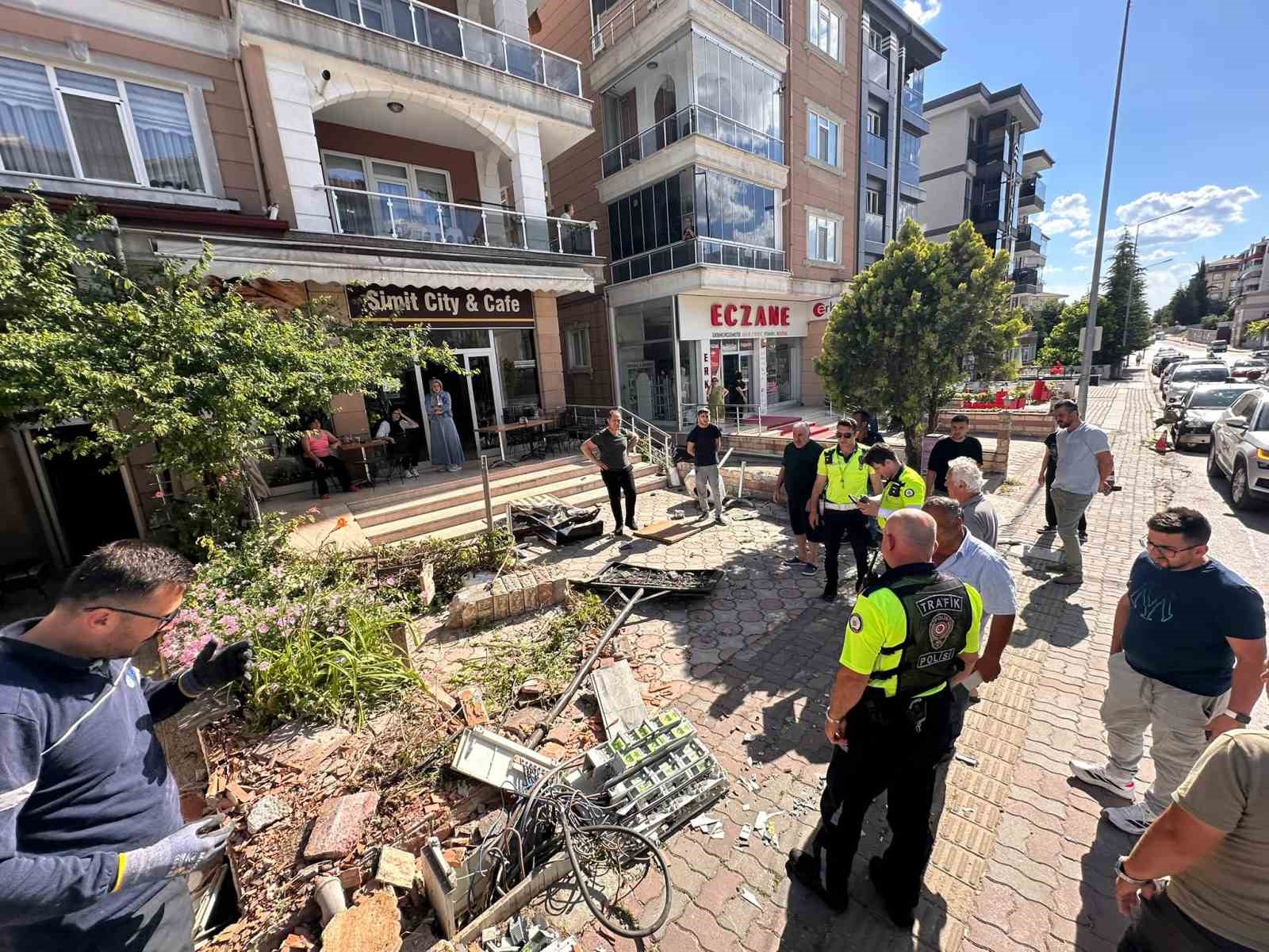 Edirne’de faciadan dönüldü: Freni boşalan kamyon iki araca ardından duvara çarptı