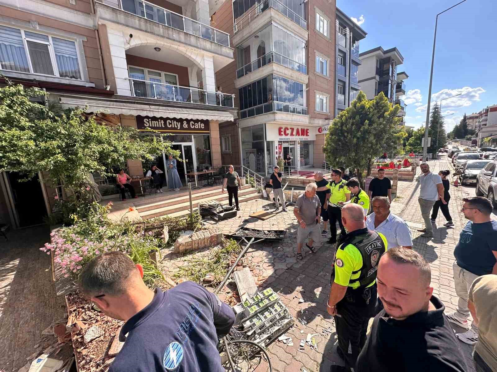 Edirne’de faciadan dönüldü: Freni boşalan kamyon iki araca ardından duvara çarptı