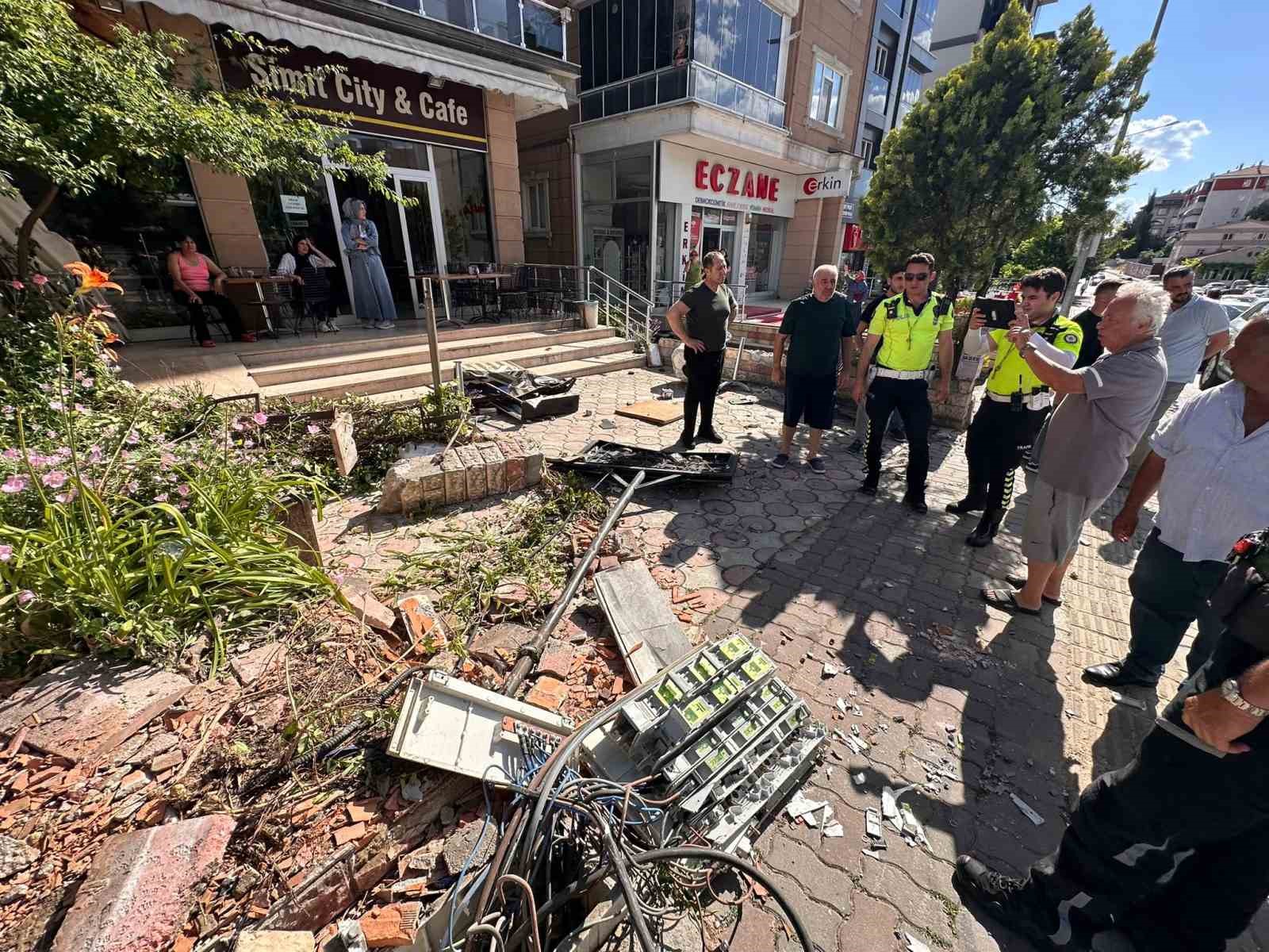 Edirne’de faciadan dönüldü: Freni boşalan kamyon iki araca ardından duvara çarptı