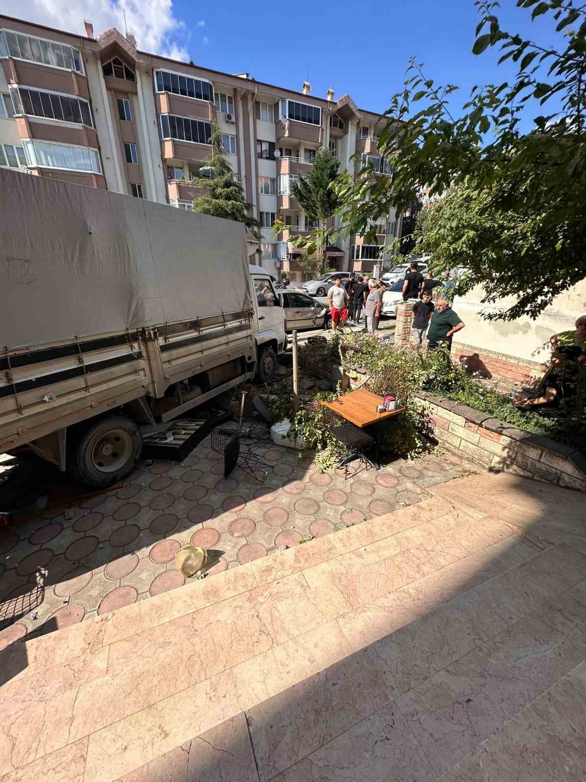 Edirne’de faciadan dönüldü: Freni boşalan kamyon iki araca ardından duvara çarptı