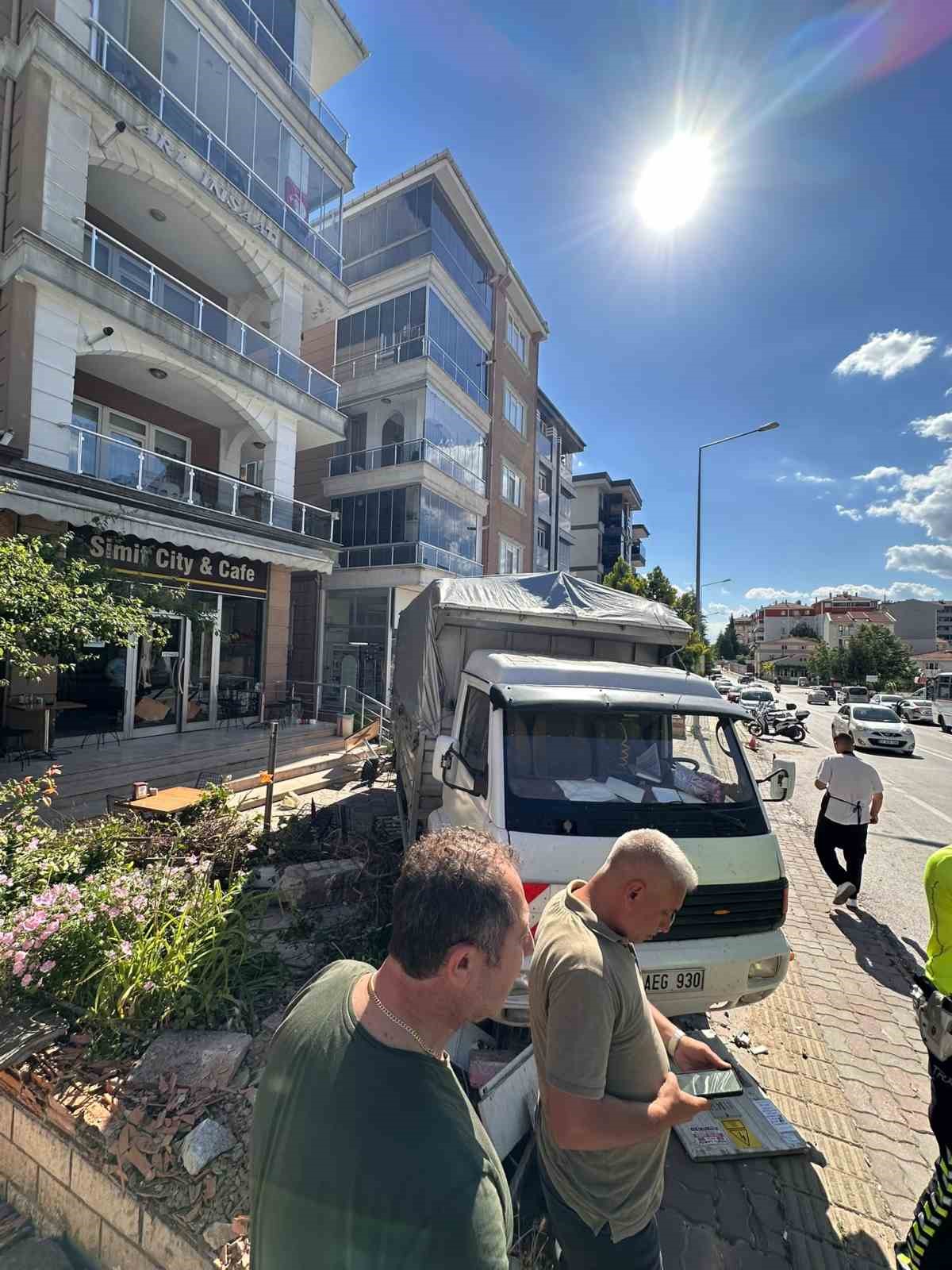Edirne’de faciadan dönüldü: Freni boşalan kamyon iki araca ardından duvara çarptı