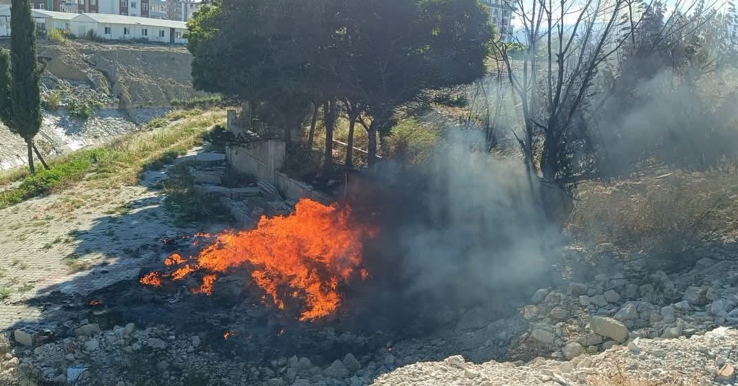 Antakya’da hurdalık ve çöplük yangını
