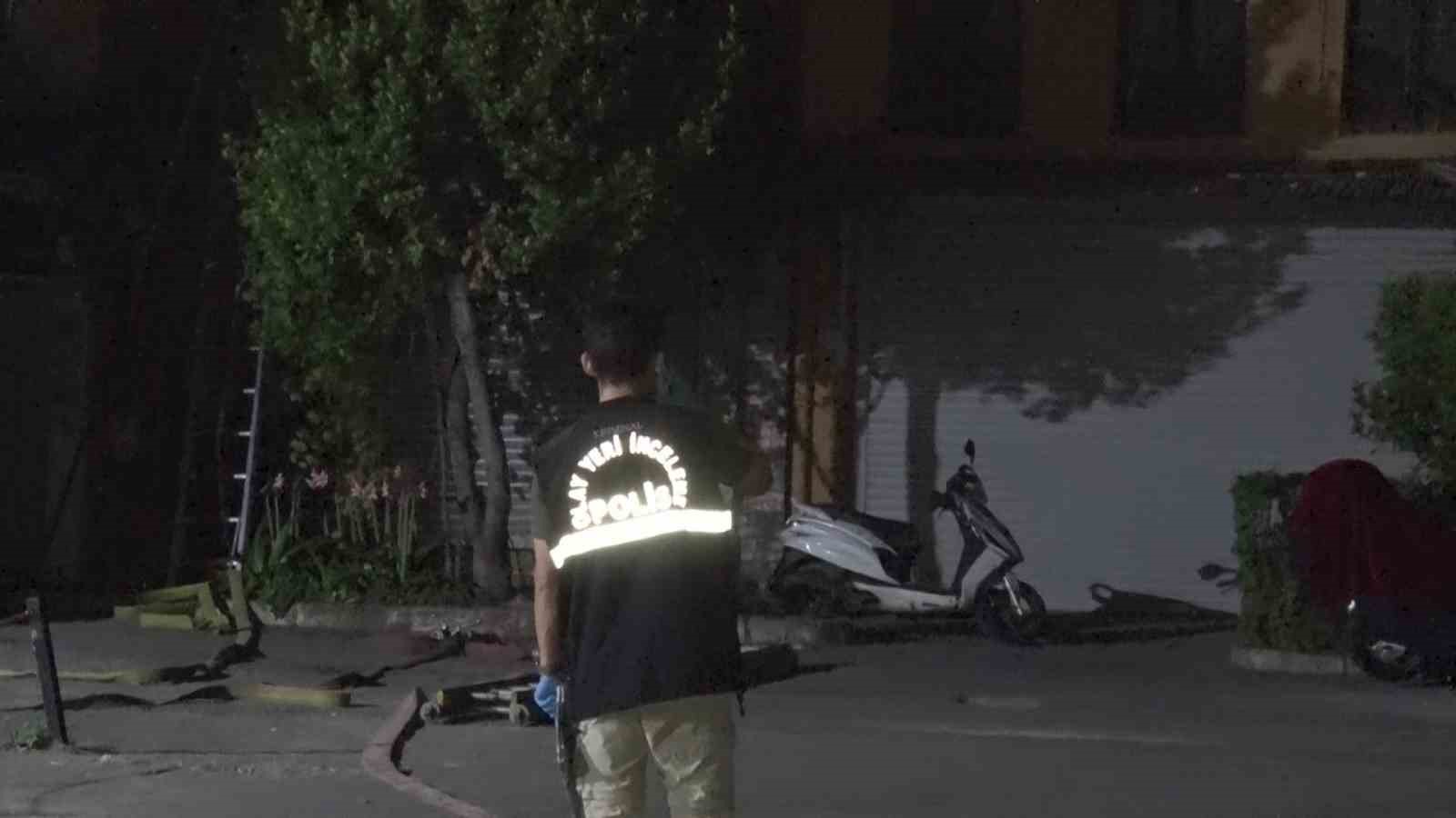 Fatih’te 400 yıllık hanın çatı katında çıkan yangın söndürüldü