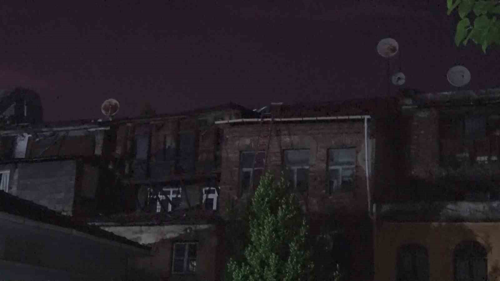 Fatih’te 400 yıllık hanın çatı katında çıkan yangın söndürüldü