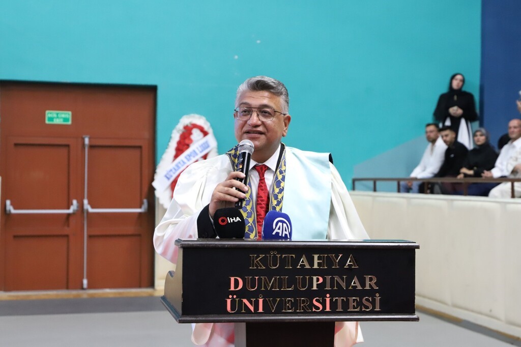 Kütahya Dumlupınar Üniversitesi’nde binlerce öğrenci mezuniyet sevinci yaşadı