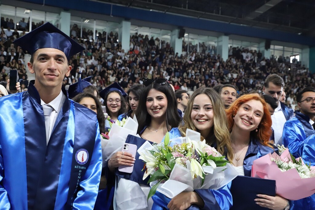 Kütahya Dumlupınar Üniversitesi’nde binlerce öğrenci mezuniyet sevinci yaşadı