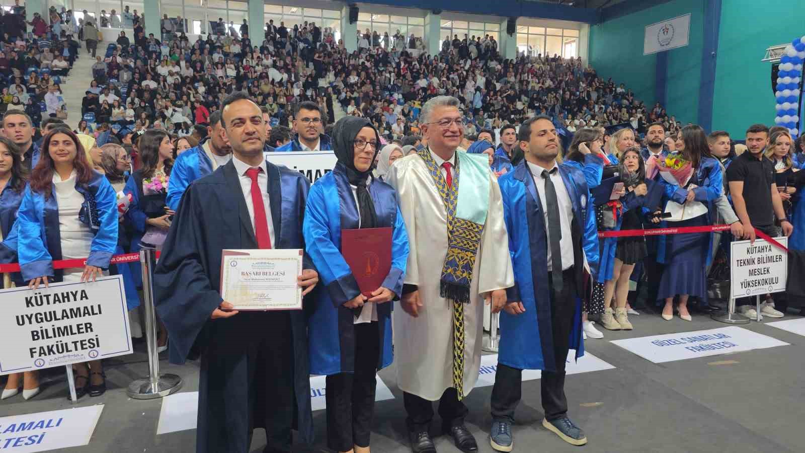 Kütahya Dumlupınar Üniversitesi’nde binlerce öğrenci mezuniyet sevinci yaşadı
