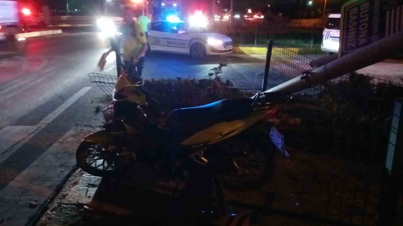 Motosiklet ile çarpışan otomobil takla atarak ters döndü: 1’i ağır 4 yaralı