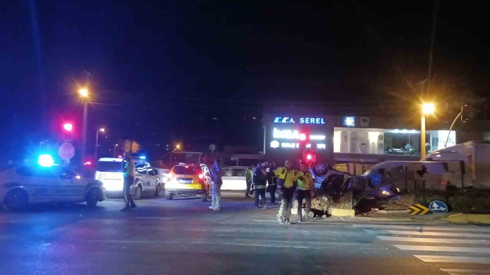 Motosiklet ile çarpışan otomobil takla atarak ters döndü: 1’i ağır 4 yaralı