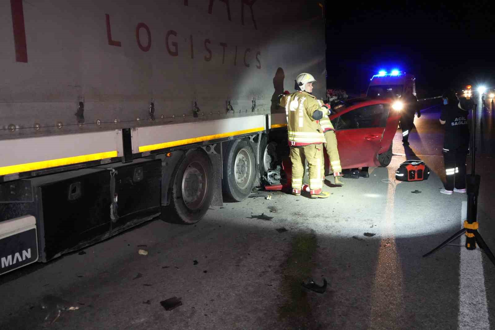 Yakıtı biten tıra arkadan çarpan otomobil hurdaya döndü: Sürücü hayatını kaybetti