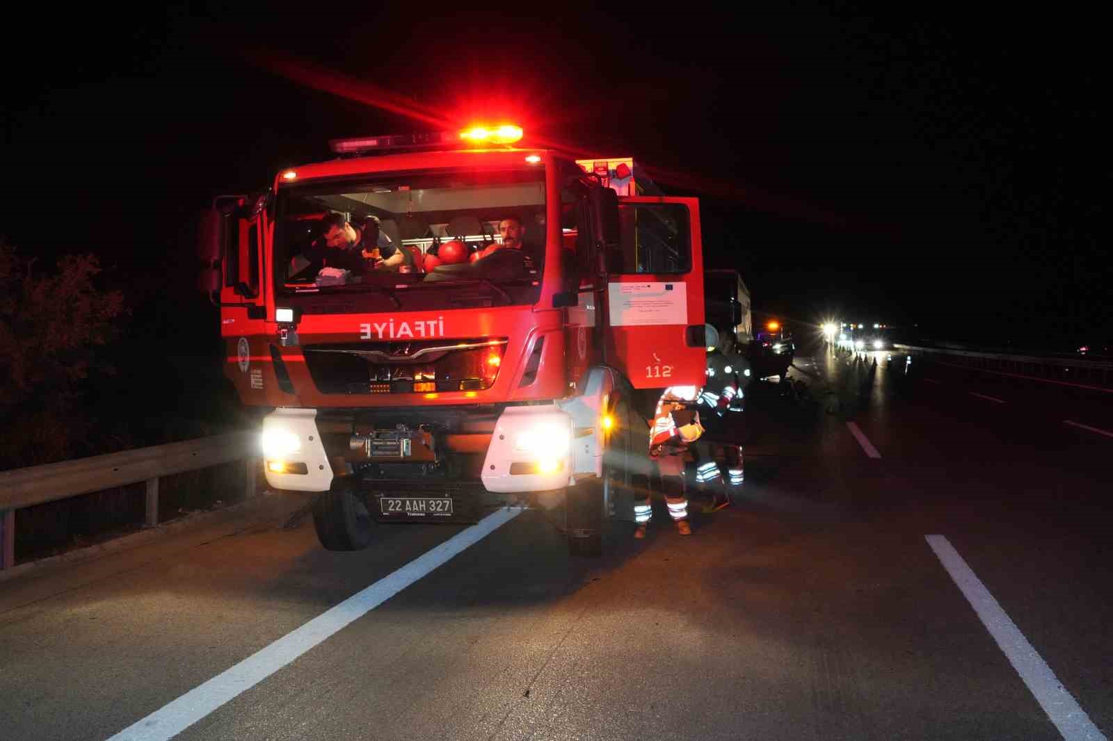 Yakıtı biten tıra arkadan çarpan otomobil hurdaya döndü: Sürücü hayatını kaybetti