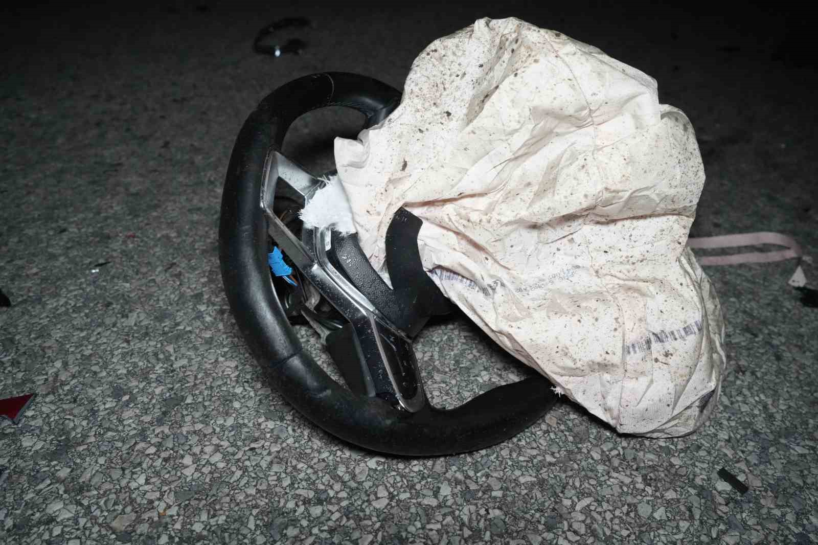 Yakıtı biten tıra arkadan çarpan otomobil hurdaya döndü: Sürücü hayatını kaybetti