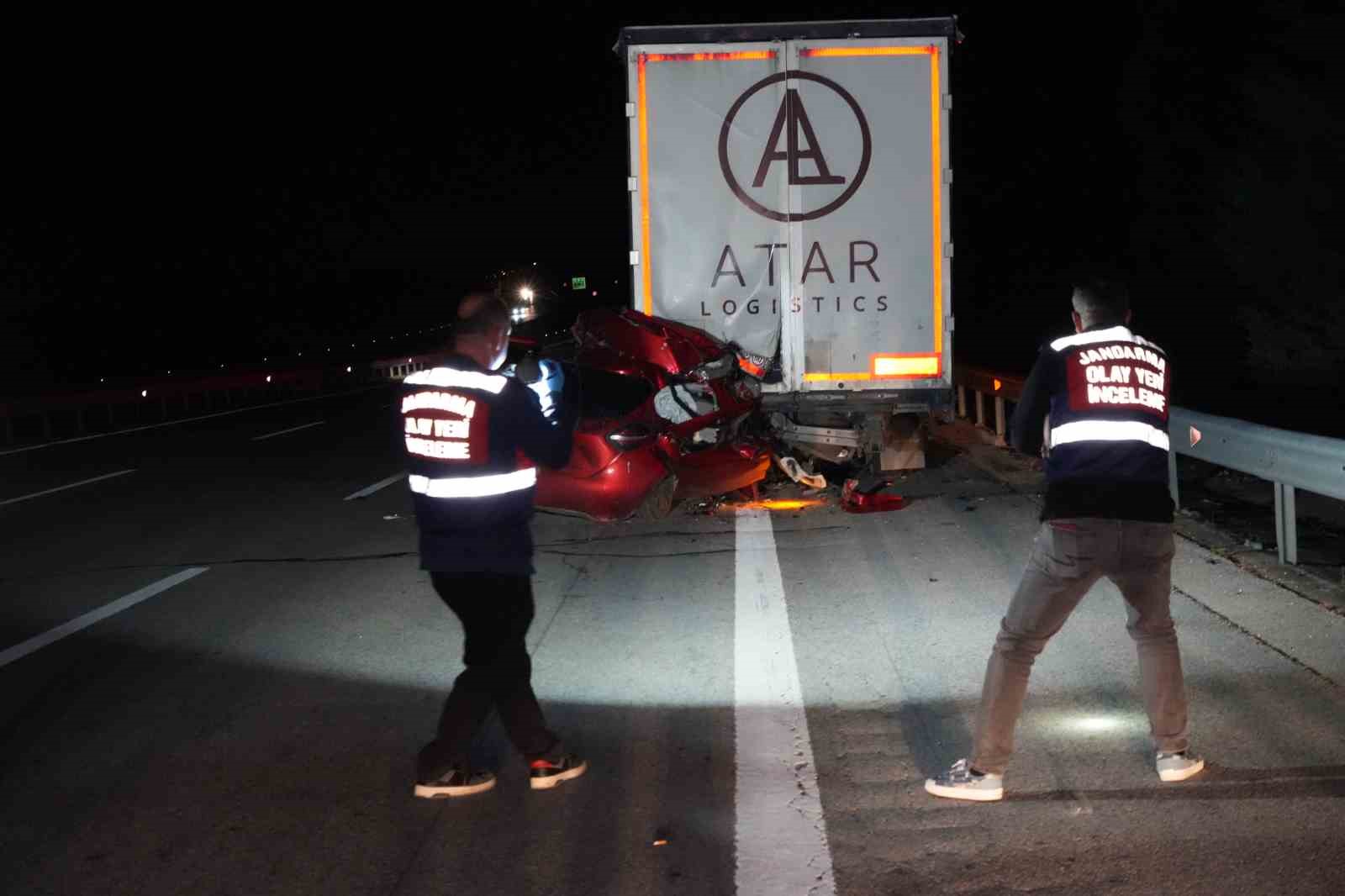 Yakıtı biten tıra arkadan çarpan otomobil hurdaya döndü: Sürücü hayatını kaybetti