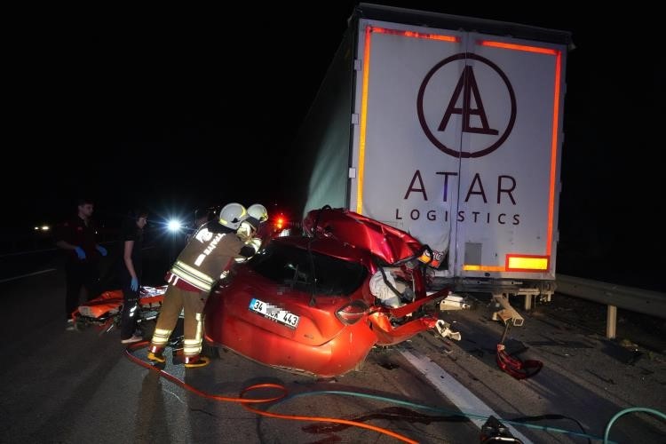 Yakıtı biten tıra arkadan çarpan otomobil hurdaya döndü: Sürücü hayatını kaybetti
