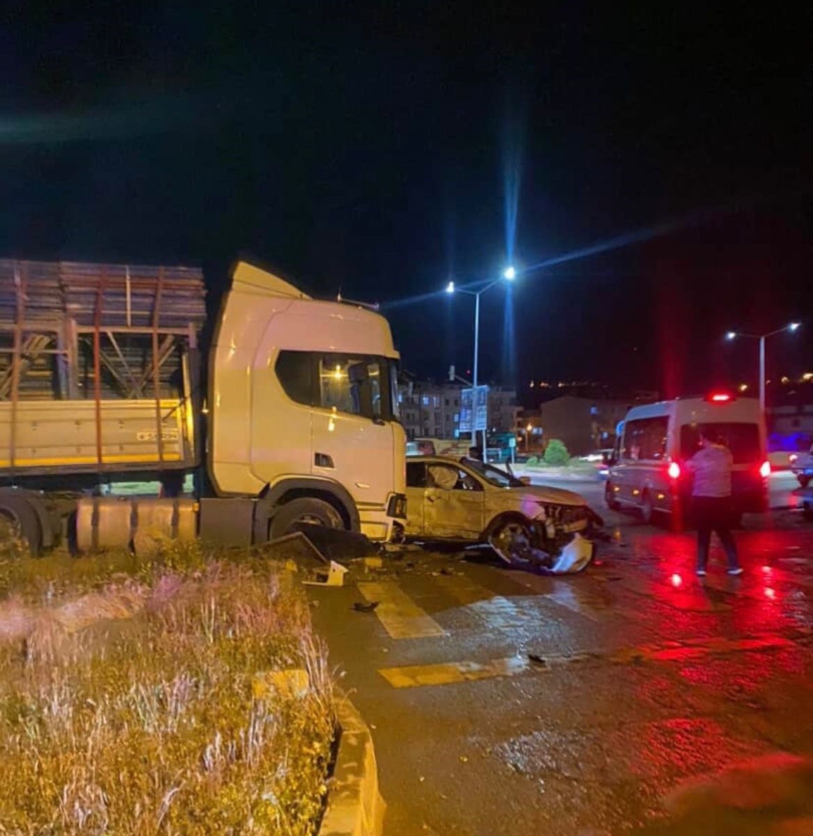 Bayburt’ta tır cipe çarptı: 1 yaralı