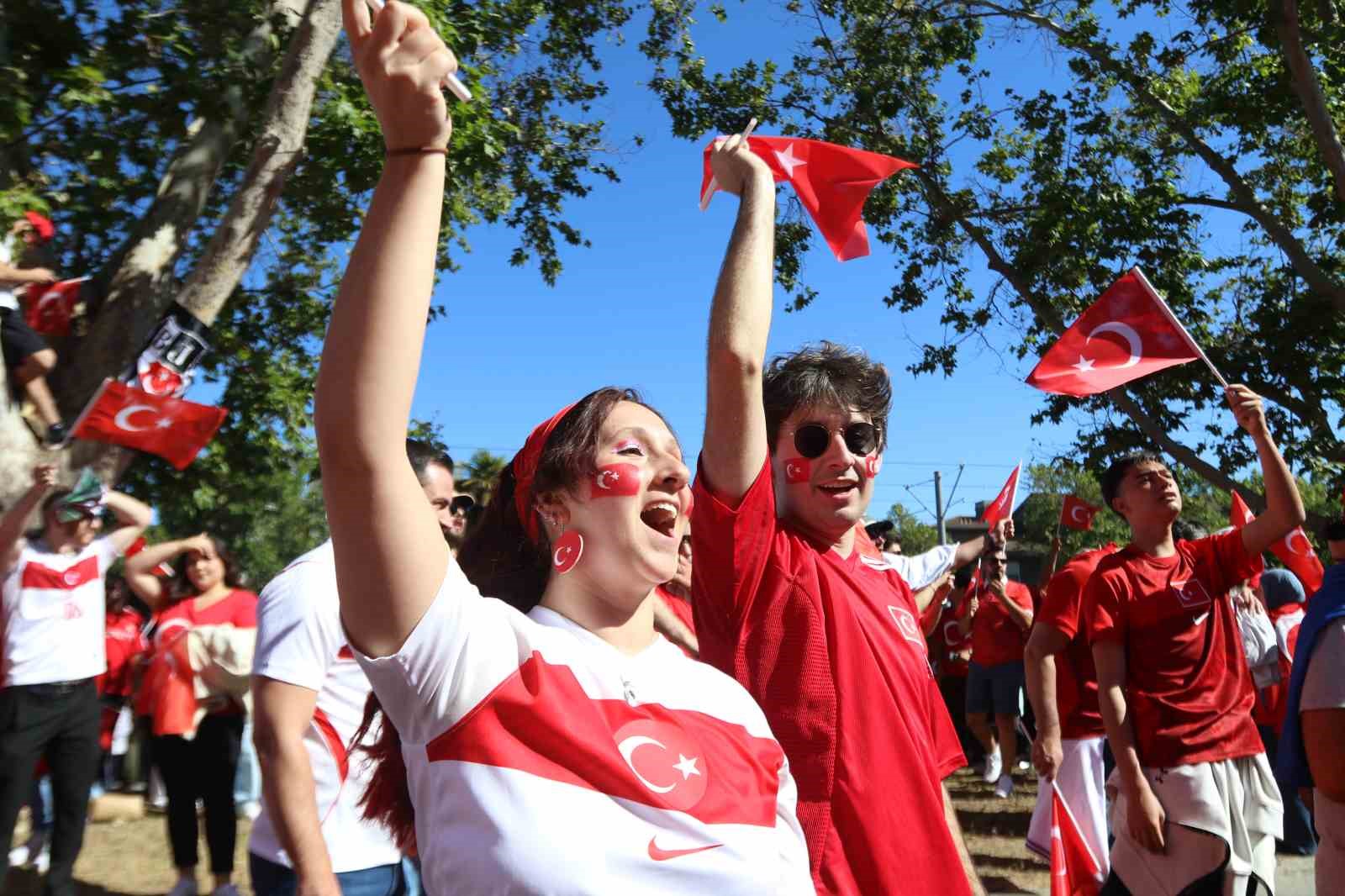Türk taraftarlar, stadyum çevresinde uzun kuyruklar oluşturdu