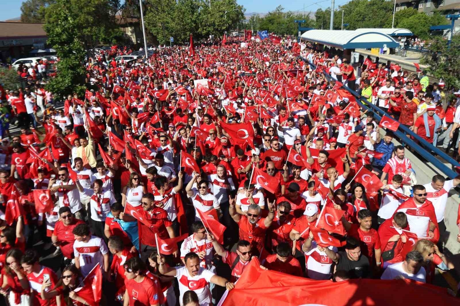 Türk taraftarlar, stadyum çevresinde uzun kuyruklar oluşturdu
