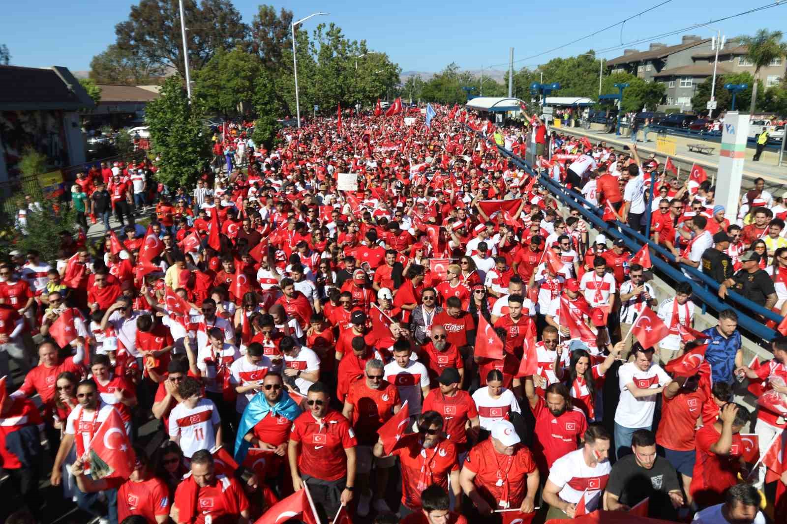 Türk taraftarlar, stadyum çevresinde uzun kuyruklar oluşturdu
