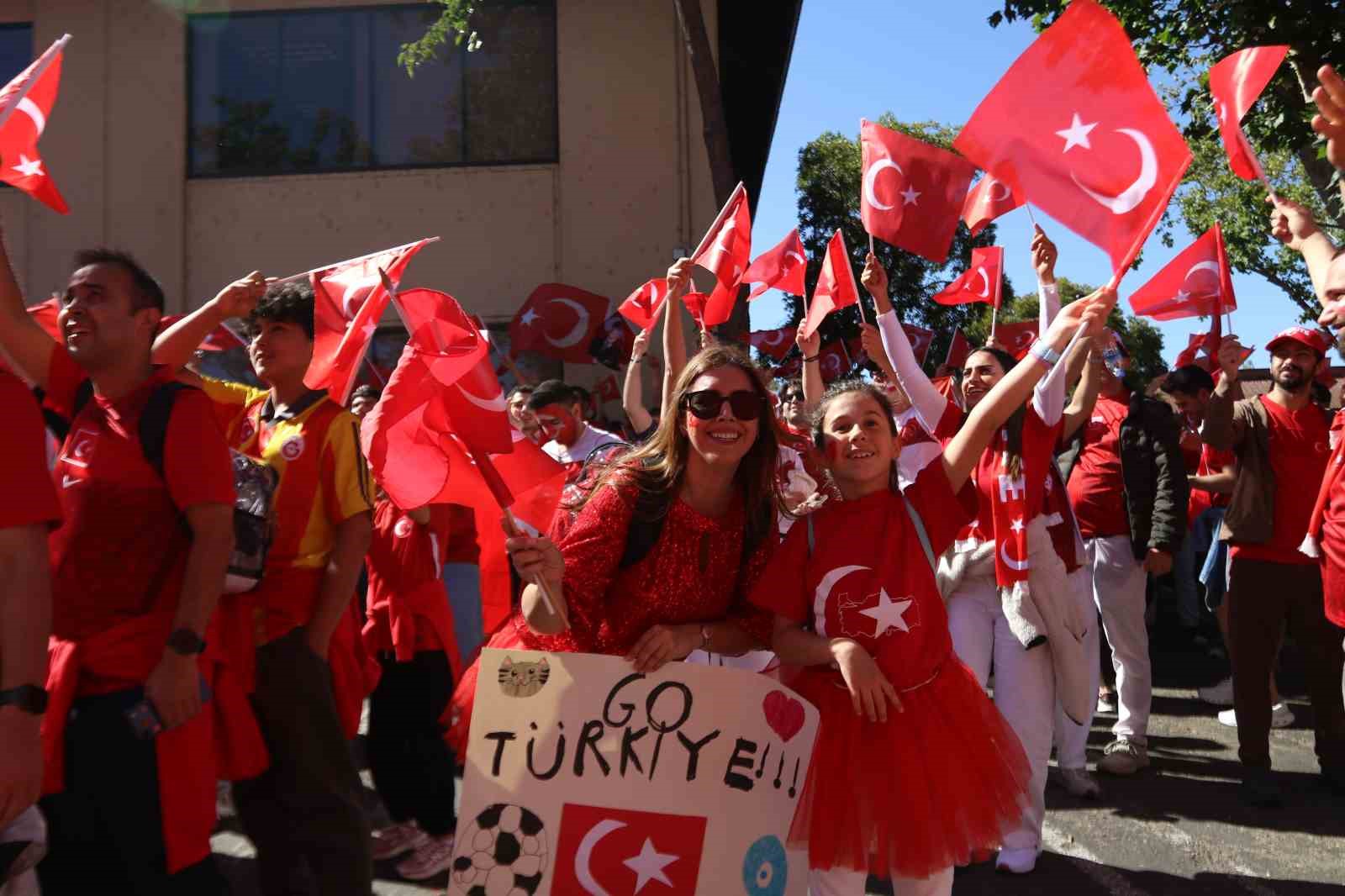 Türk taraftarlar, San Francisco’da heyecanla maç saatini bekliyor