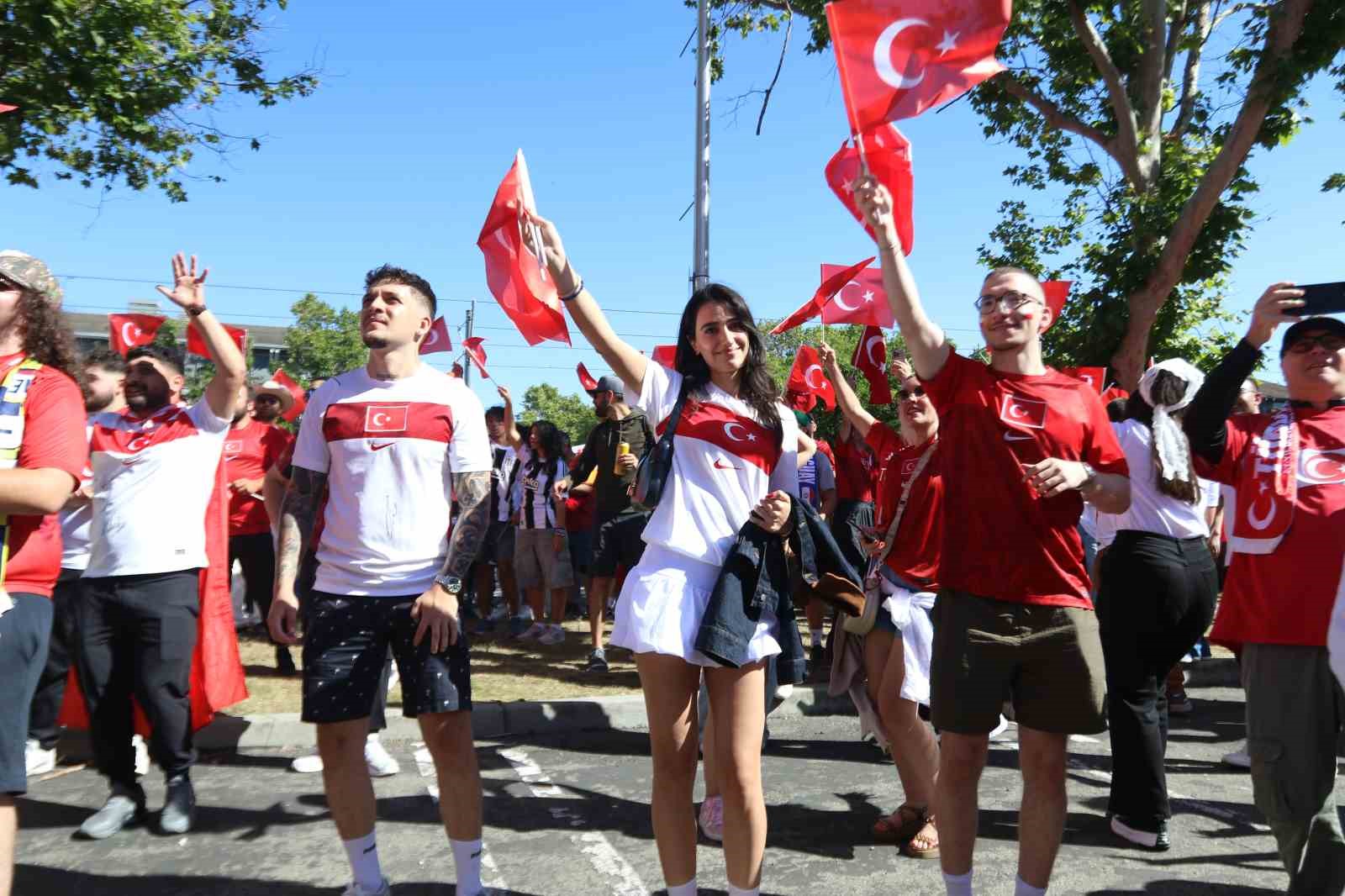 Türk taraftarlar, San Francisco’da heyecanla maç saatini bekliyor