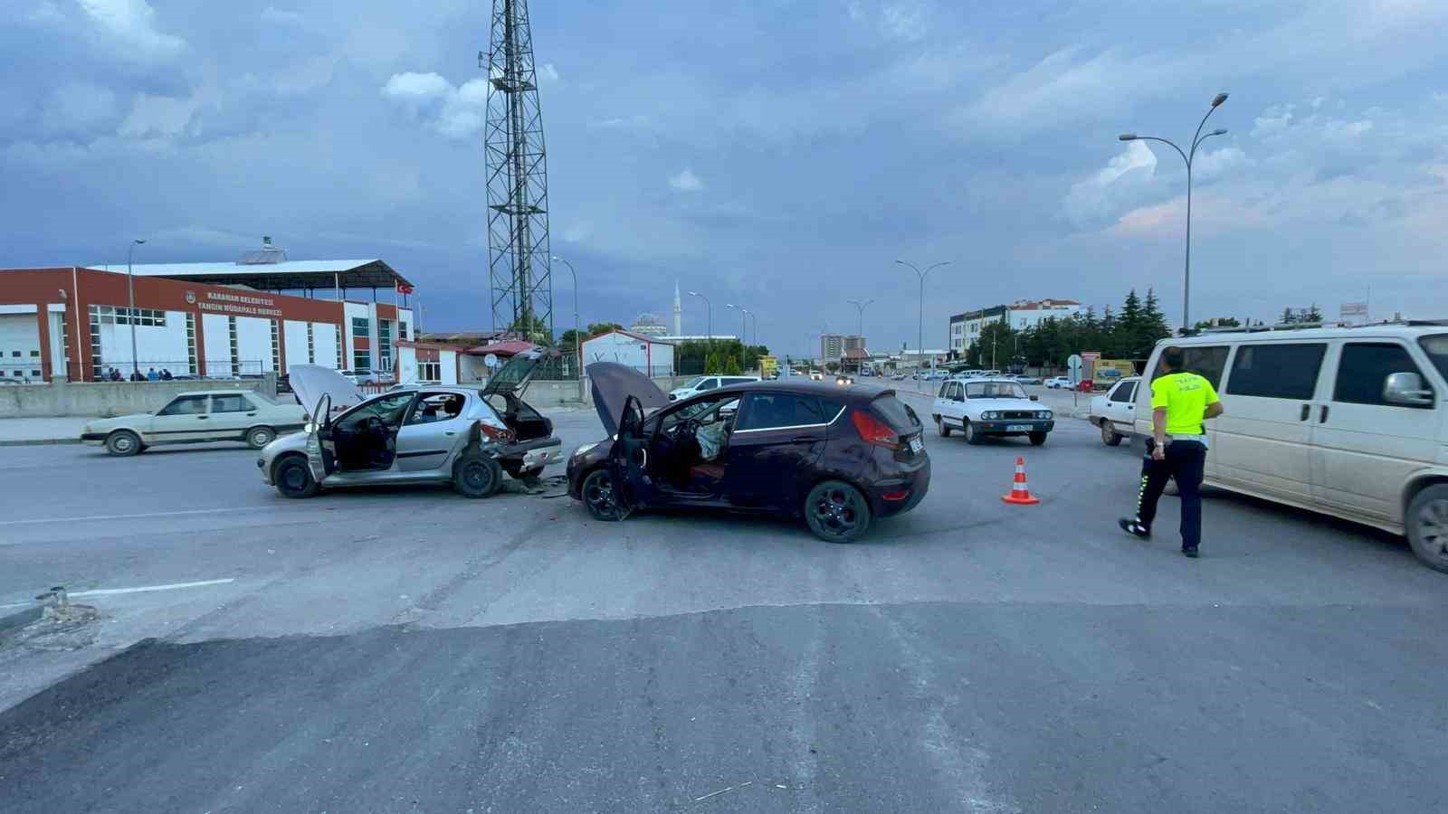 Karaman’da iki otomobil çarpıştı: 1 yaralı