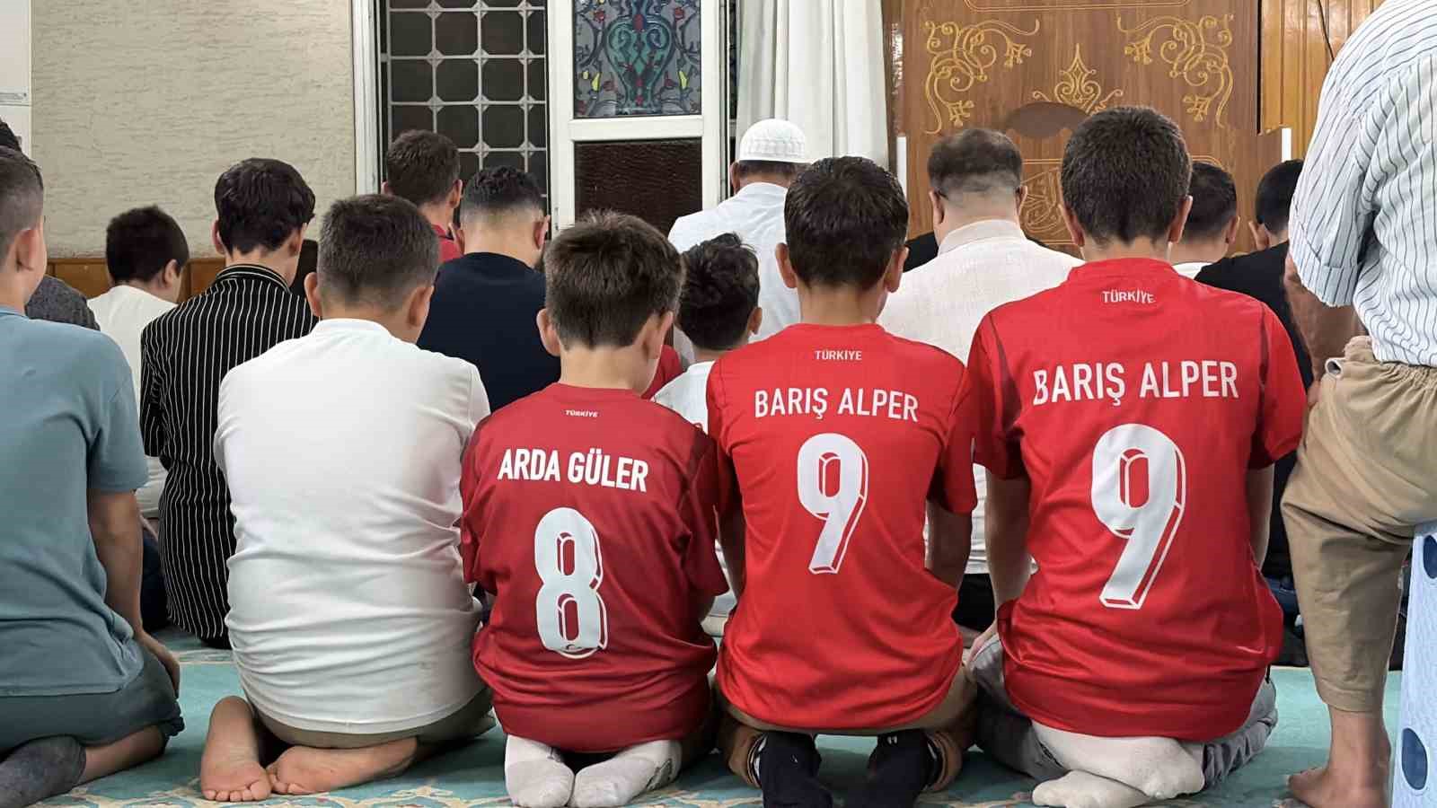 Sabah namazında buluştular, Dünya Kupası heyecanını camide yaşadılar