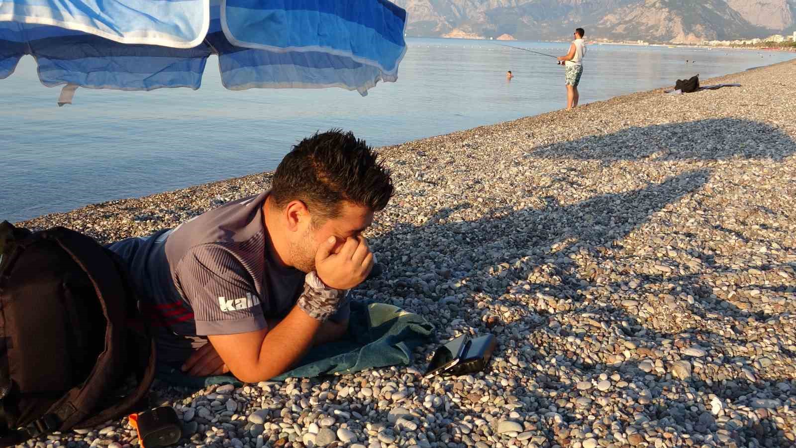 YKS nedeniyle dev ekranlar kurulmadı, milli maç heyecanı Konyaaltı Sahili’ne taşındı