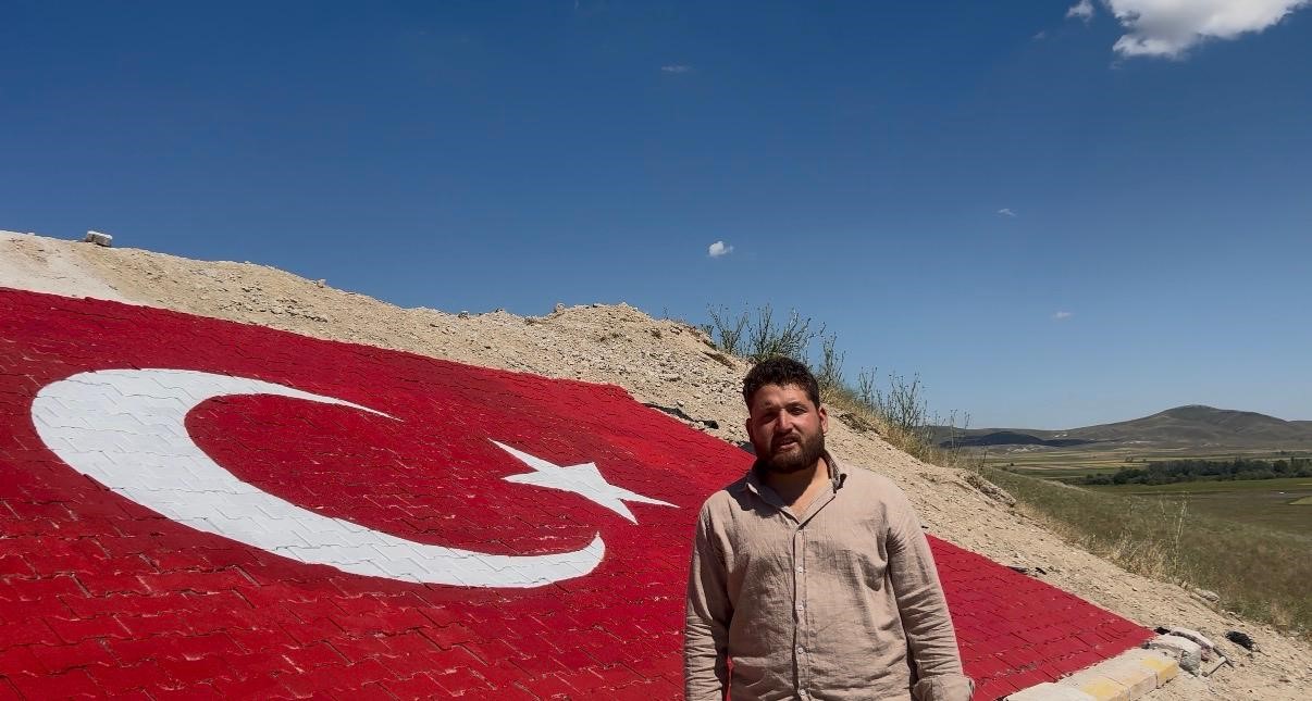 Eskişehirli gençler Milli Takıma destek için dağa Türk Bayrağı nakşetti